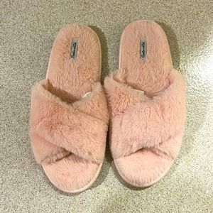 Worn 1x fluffy flip flop slippers from spledid M/L